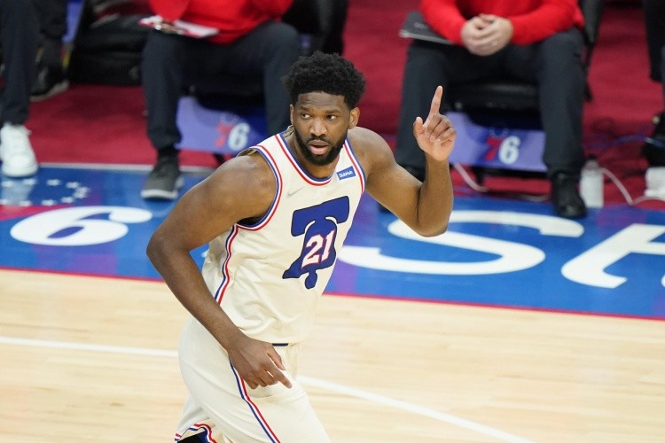 恩比德统治攻防两端76人击退热火豪取五连胜  恩比德统治攻防两端76人击退热火豪取五连胜