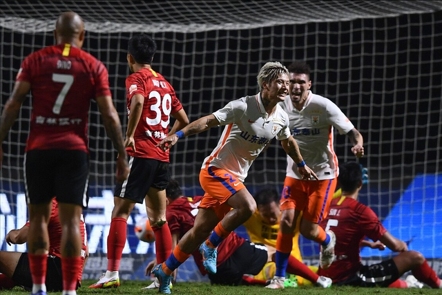 卡尔斯鲁厄替补奇兵建功,补时绝杀改写比赛走势