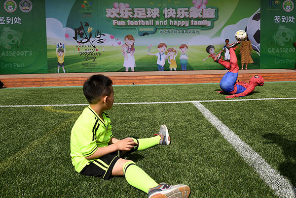  福贾小镇举办足球嘉年华，草根赛事吸引名宿参与  